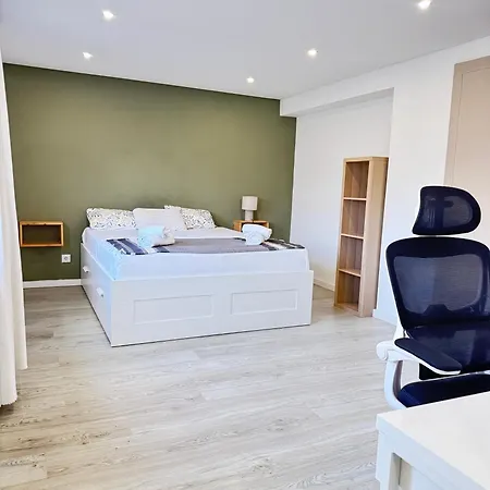 A With Ensuite Bathroom In A T2 At Olivais Alloggio in famiglia