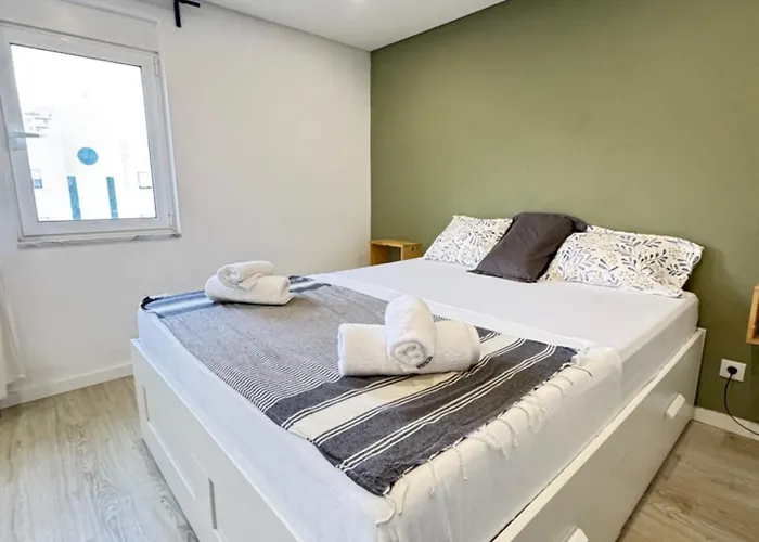 A With Ensuite Bathroom In A T2 At Olivais Accommodatie bij particulieren *