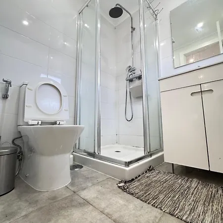 בית אירוח A With Ensuite Bathroom In A T2 At Olivais
