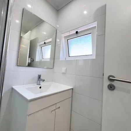 A With Ensuite Bathroom In A T2 At Olivais בית אירוח *