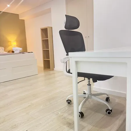 בית אירוח A With Ensuite Bathroom In A T2 At Olivais *